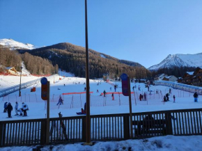 Les Églantines T2 coin nuit vue piste MBB110